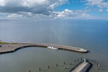 Hooksiel limanının havadan görünüşü ve Wadden Denizi Ulusal Parkı manzarası. Hooksiel Doğu Frizya 'da bir tatil beldesidir ve Almanya' da Kuzey Denizi kıyısında yer almaktadır..