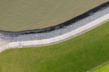 Hooksiel yakınlarındaki sel barajının üstünden bak. Hooksiel Doğu Frizya 'da bir tatil beldesidir ve Almanya' da Kuzey Denizi kıyısında yer almaktadır..