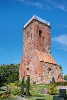 Alman Kuzey Denizi kıyısında Imsum 'da Ochsenturm. Ochsenturm Imsum yakınlarındaki eski ortaçağ kilisesinin geri kalanıdır..