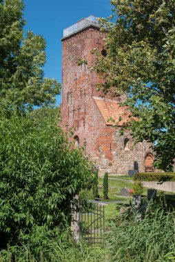 Alman Kuzey Denizi kıyısında Imsum 'da Ochsenturm. Ochsenturm Imsum yakınlarındaki eski ortaçağ kilisesinin geri kalanıdır..