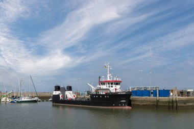 Neuharlingersiel 'deki iskelede çok amaçlı MS Leysand gemisi. Neuharlingersiel, Almanya 'nın Kuzey Denizi kıyısındaki Doğu Frizya' da yer alır..