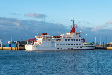 Spiekeroog I feribotu Neuharlingersiel 'deki iskelede. Neuharlingersiel, Almanya 'nın Kuzey Denizi kıyısındaki Doğu Frizya' da yer alır..