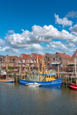 Neuharlingersiel 'deki balıkçı limanında yengeç kesicisi. Neuharlingersiel, Almanya 'nın Kuzey Denizi kıyısındaki Doğu Frizya' da yer alır..