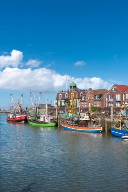 Neuharlingersiel 'deki balıkçı limanında yengeç kesicisi. Neuharlingersiel, Almanya 'nın Kuzey Denizi kıyısındaki Doğu Frizya' da yer alır..