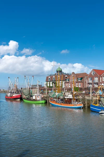 Neuharlingersiel 'deki balıkçı limanında yengeç kesicisi. Neuharlingersiel, Almanya 'nın Kuzey Denizi kıyısındaki Doğu Frizya' da yer alır..