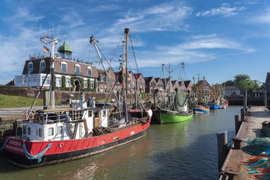 Neuharlingersiel 'deki balıkçı limanında yengeç kesicisi. Neuharlingersiel, Almanya 'nın Kuzey Denizi kıyısındaki Doğu Frizya' da yer alır..