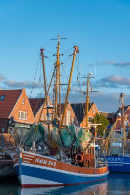 Neuharlingersiel 'deki balıkçı limanında yengeç kesicisi. Neuharlingersiel, Almanya 'nın Kuzey Denizi kıyısındaki Doğu Frizya' da yer alır..