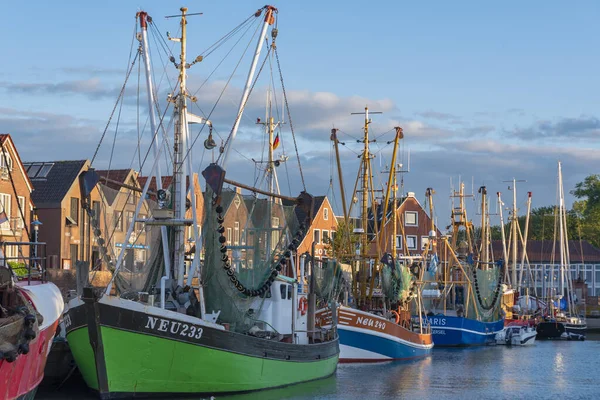 Krabbenkutter Fischereihafen Neuharlingersiel Neuharlingersiel Liegt Ostfriesland Der Deutschen Nordseeküste — Stockfoto