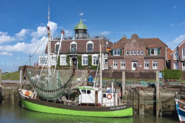 Neuharlingersiel 'deki balıkçı limanında yengeç kesicisi. Neuharlingersiel, Almanya 'nın Kuzey Denizi kıyısındaki Doğu Frizya' da yer alır..