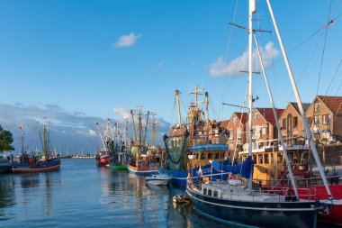Neuharlingersiel 'deki balıkçı limanında yengeç kesicisi. Neuharlingersiel, Almanya 'nın Kuzey Denizi kıyısındaki Doğu Frizya' da yer alır..