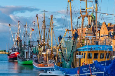 Neuharlingersiel 'deki balıkçı limanında yengeç kesicisi. Neuharlingersiel, Almanya 'nın Kuzey Denizi kıyısındaki Doğu Frizya' da yer alır..