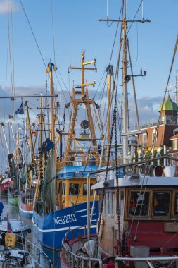 Neuharlingersiel 'deki balıkçı limanında yengeç kesicisi. Neuharlingersiel, Almanya 'nın Kuzey Denizi kıyısındaki Doğu Frizya' da yer alır..