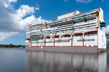 Papenburg, Almanya - 22 Temmuz 2020 AIDAcosma 'nın yeni inşaatı. Papenburg Meyer Werft limanında AIDAcosma 'nın bir parçası yüzüyor.