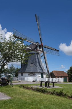 Doğu Frizya Werdum 'daki Werdumer Değirmeni Erdhollaender yel değirmeni olarak bilinir..