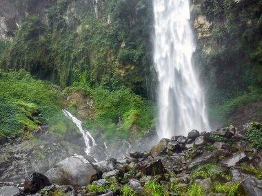 Endonezya 'daki Grojogan Şelalesi manzarası