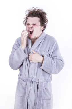 Beyaz zemin üzerine bornoz ile komik adam