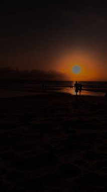 Sahilde gün batımı