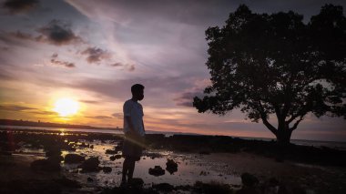 Sahilde gün batımı