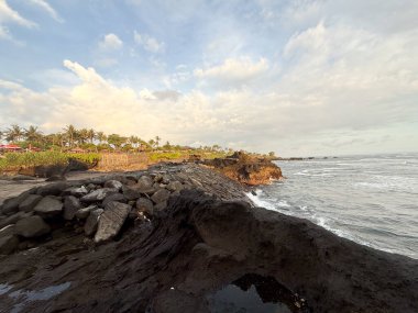 Sahildeki kayalar, güzel bir sahil manzarası.
