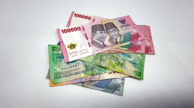 Ulusal para birimi ve finans ekonomisini temsil eden Endonezya rupiası banknotları