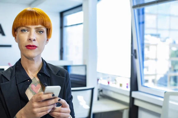 Retrato Uma Bela Mulher Negócios Usando Seu Telefone Celular Escritório — Fotografia de Stock