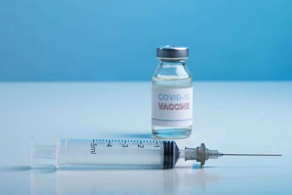 Stříkačka Vakcína Modrém Pozadí — Stock fotografie