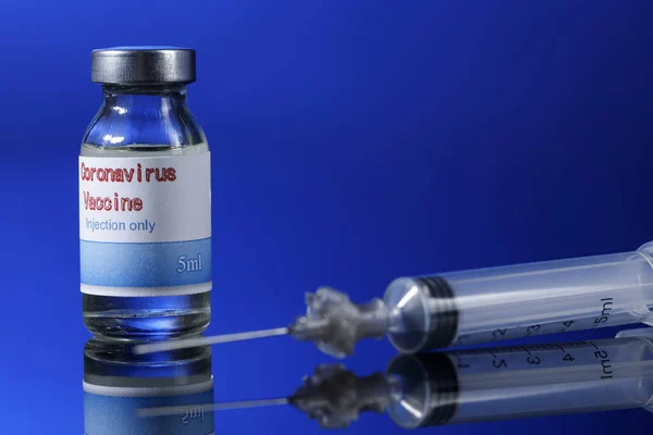 Seringue Vaccin Avec Liquide Bleu Sur Fond Vert — Photo