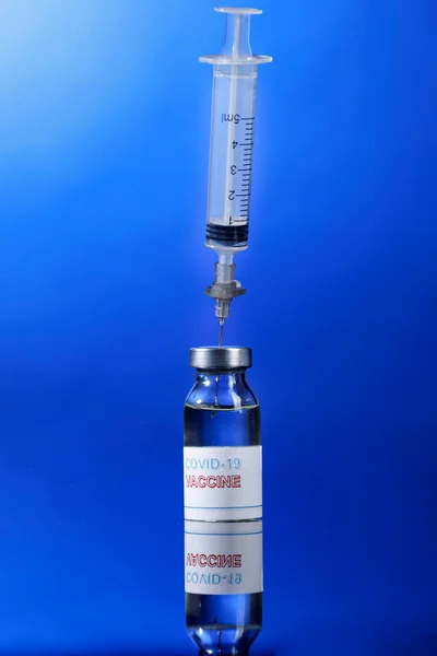 Siringa Con Vaccino Fondo Blu — Foto Stock