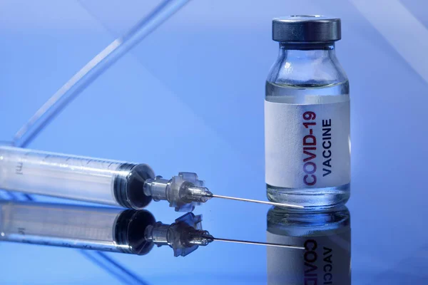 Siringa Vaccino Fondo Blu — Foto Stock