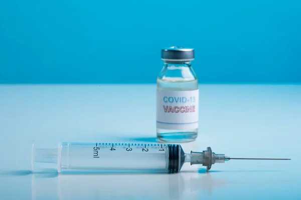 Concept Médical Seringue Flacon Sur Fond Bleu Vaccination — Photo