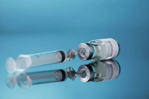 Primo Piano Una Siringa Con Vaccino Sfondo Blu — Foto Stock