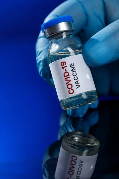Médico Mão Segurando Seringa Vacina Com Frasco Sangue Close Foco — Fotografia de Stock