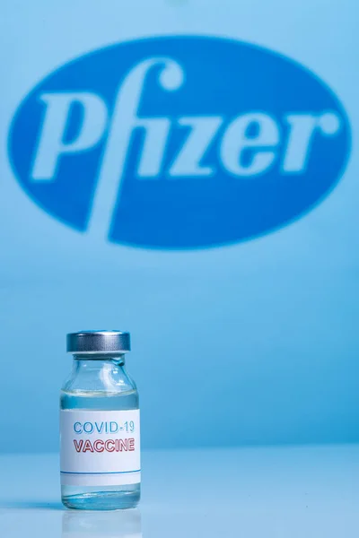 Eine Flasche Corona Impfstoff Auf Blauem Hintergrund — Stockfoto