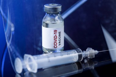 Covid - 19 aşı ve şırınga. Corona virüsü salgını için aşı ve aşı içeren tıbbi şırınga. 