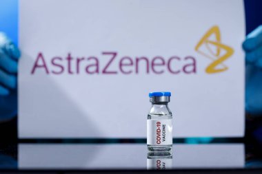 Bir şişe covid 'in yakından çekilmiş fotoğrafı. Şırıngalı 19 aşı. 