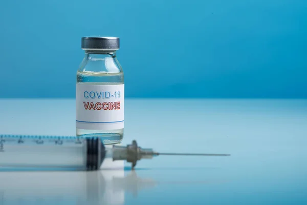 Vaccin Seringue Sur Fond Bleu — Photo