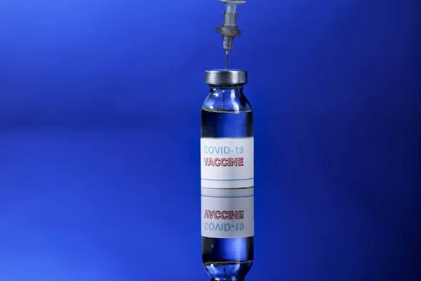 コロナウイルスCovid ワクチンと注射器 — ストック写真