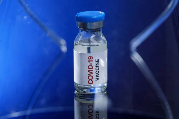 Eine Vertikale Aufnahme Eines Covid Impfflasche Auf Blauem Hintergrund — Stockfoto