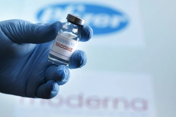 Een Hand Houdt Een Fles Met Vaccin Blauwe Achtergrond Vast — Stockfoto