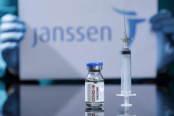 Nahaufnahme Medizinischer Spritze Blauer Impfstoff Auf Glastisch — Stockfoto