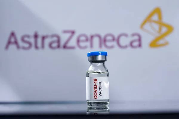 Eine Flasche Impfstoff Mit Einer Spritze Und Dem Impfstoff — Stockfoto