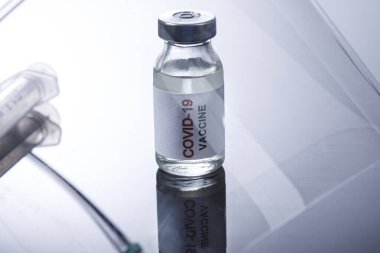 covid - Gri arkaplanda 19 aşı ve şırınga 