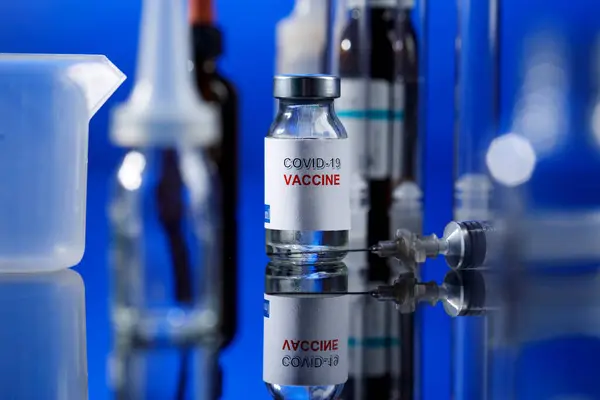 Coronavirus Impfstoff Spritze Und Fläschchen Mit Impfstoff Auf Blauem Hintergrund — Stockfoto