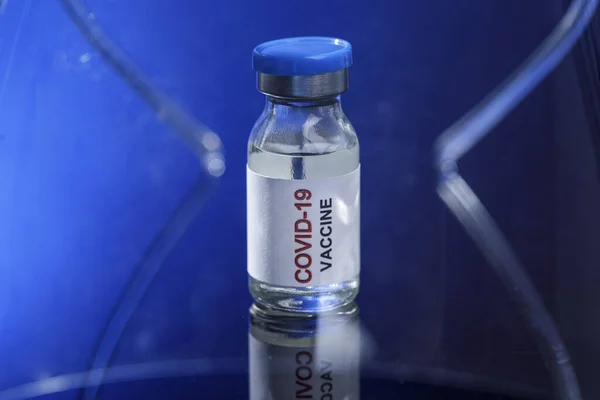 Siyah Arka Planda Tıbbi Bir Şırıngayı Kapat Koronavirüs Aşısının Yüksek — Stok fotoğraf