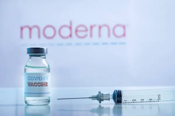 Covid 19病毒疫苗和注射器 — 图库照片