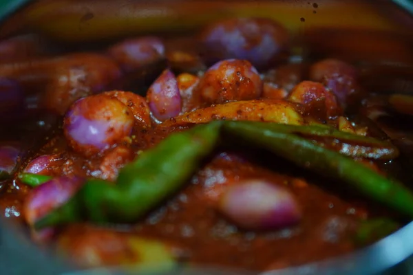 Sri Lankalı Malay Turşusu Malezyalılardan Sri Lankalılara bir hediye. Aynı zamanda egzotik ve renkli görünüyor. Tat alma tomurcuklarınızı tatlandırıcı bombayla keyiflendirecek. Tatlıdan sıcağa, hoş bir ekşi notayla.. 