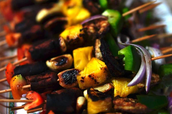 Sarımsaklı tavuk kebabı, ananas, sosis, yeşil dolmalık biber, karides ve soğan. Hafif kömürleşmiş malzemeler kebabı daha çok sever.. 