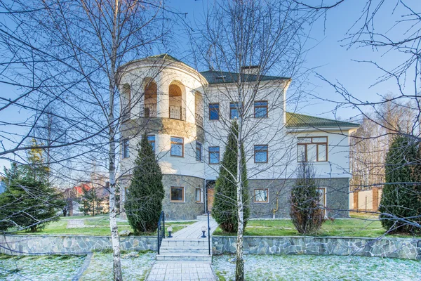 Schönes Landhaus im exklusiven Dorf — Stockfoto