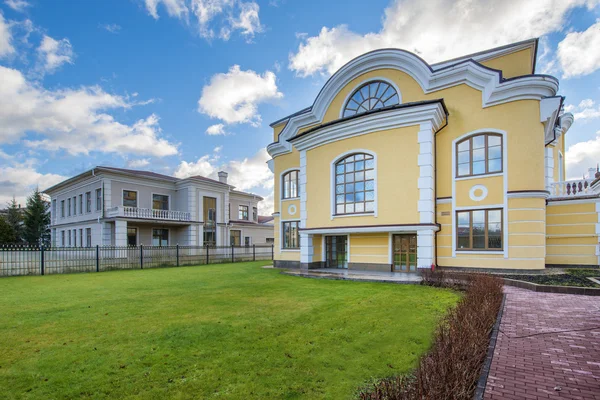 Schönes Landhaus im exklusiven Dorf — Stockfoto