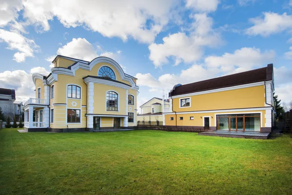 Schönes Landhaus im exklusiven Dorf — Stockfoto